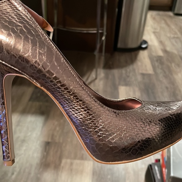 Bronze snake print pumps - Picture 2 of 5